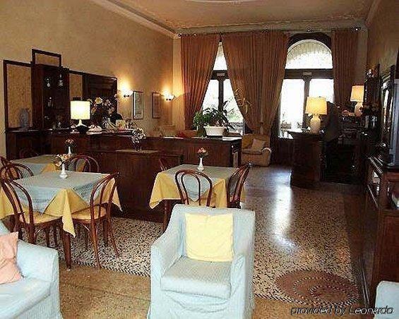 Villa Parco Венеция Лидо Ресторант снимка